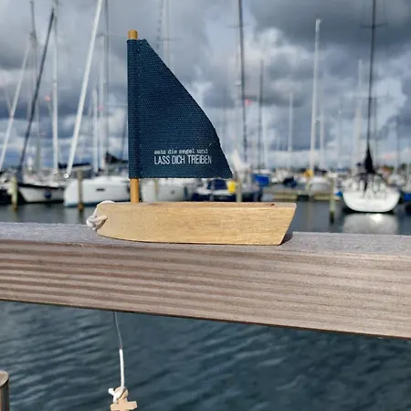 Hausboot Hecht Mit Dachterrasse In Bådhotel