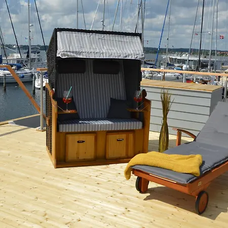 Hausboot Hecht Mit Dachterrasse In Bådhotel Slesvig